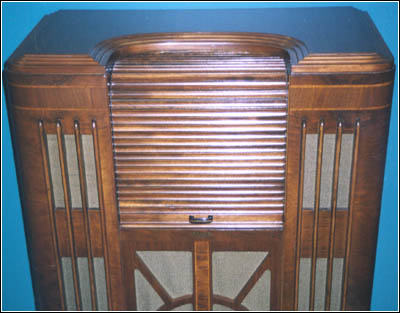 Philco 38-690 with the roll-cover closed.