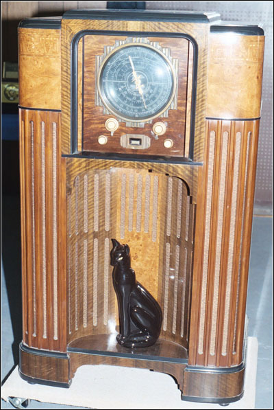 The other high-end radio in the auction