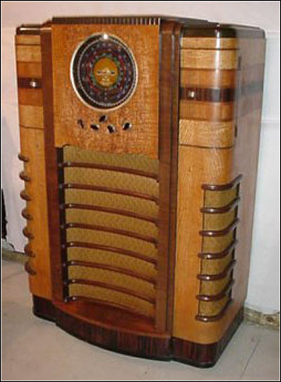A front view of the Crosley WLW Super-Power receiver