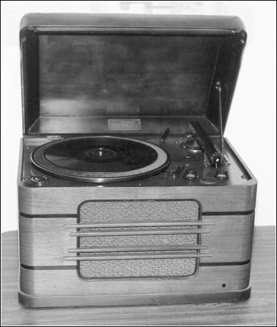 The tabletop Magnavox Concerto model phonograph